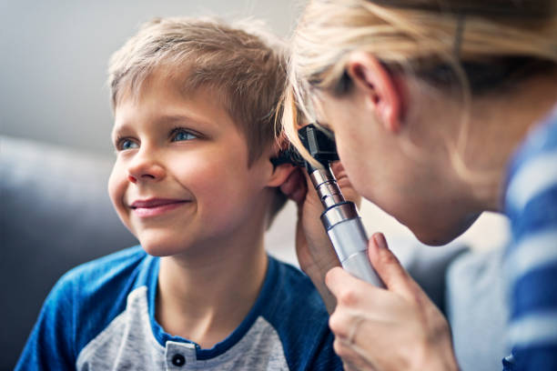 Petit garçon atteint de surdité qui passe des tests auditifs avec un médecin