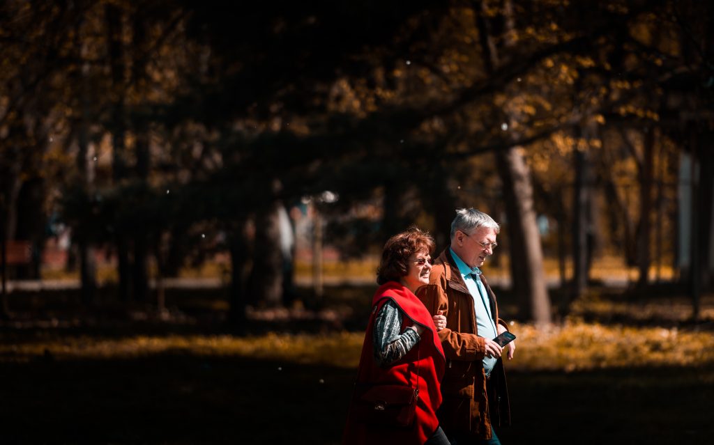 Un couple de séniors se promenant