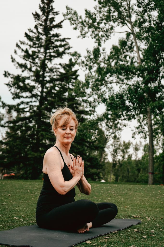 Une femme qui fait du yoga en plein air