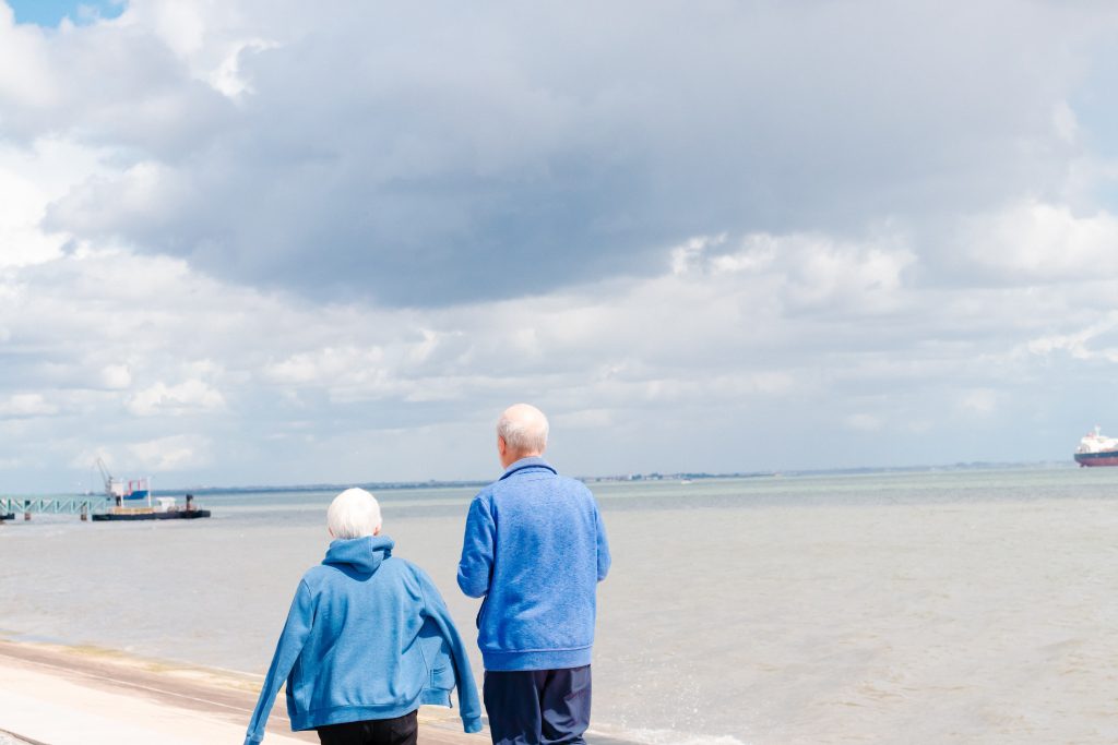 Couple qui se promène en bord de mer